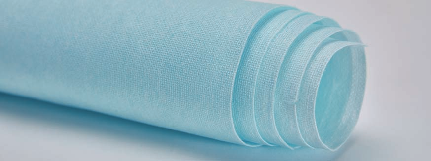  Компания «ТПК Гермесмед» производит одноразовую продукцию из нетканых материалов уже 10 лет. Наши опыт и знания позволяют нам выступать надежным партнером в контрактном производстве продукции из нетканых материалов под вашей собственной торговой маркой. Отлаженные технологические процессы позволяют быстро и качественно пройти путь от разработки до внедрения в серийное производство готового продукта. В связи с возрастающим спросом на рынке, нами освоено производство протирочных нетканых салфеток в рулонах (аналоги компаний TORK и KIMBERLY CLARK) Рулоны могут производиться в двух вариантах: со шпулей - для диспенсеров с наружной размоткой, или без шпули - для диспенсеров с внутренней вытяжкой, а также с различными размерами и количеством отрывных листов салфеток в рулоне, по заказам потребителей. Целлюлоза + полипропилен – нетканый материал, изготовленный из высококачественной древесной массы и полипропилена. Идеально подходит в качестве протирочного материала в тяжелой промышленности от сушки рук до очистки поверхности оборудования от тяжелых масел и металлической стружки. Материал можно использовать в сочетании с водой, моющими средствами или растворителями без ухудшения характеристик.Целлюлоза + полиэфир – нетканый материал, изготовленный из древесной массы и полиэфирных волокон. Текстурированная поверхность материала с высоким коэффициентом трения значительно улучшает его очищающий эффект, кроме того, структура отверстий также помогает легко собирать грязь. Материал идеально подходит для очистки от разных жидкостей, может эффективно стирать краски, клей и т. д. Мягкая, но прочная ткань с низким ворсоотделением широко применяется для очистки поверхностей в авиационной промышленности, индустрии автомобилестроения и автодетейлинга для уменьшения царапин на стеклянных и полированных поверхностях. Мельтблаун – нетканый материал, впитывающий тяжелые масла. Абсорбирующая масло ткань создана с помощью передовой технологии выдувания из расплава полипропилена. Ткань без ворса, но с высокой впитывающей способностью находит широкое применение в машиностроении и тяжелой промышленности для очистки от жидкостей, химических растворов и масла, может поглощать в 8 раз больше собственного веса. Вискоза + полиэфир - изготовлено из высококачественной вискозы и полиэфира с использованием технологии спанлейс. Материал мягкий, приятный для кожи, отлично впитывает и удерживает влагу. Эти качества делают его предпочтительным материалом для производства косметических салфеток и гигиенических полотенец, в качестве альтернативы медицинской марле, а также для производства салфеток для хозяйственных нужд.